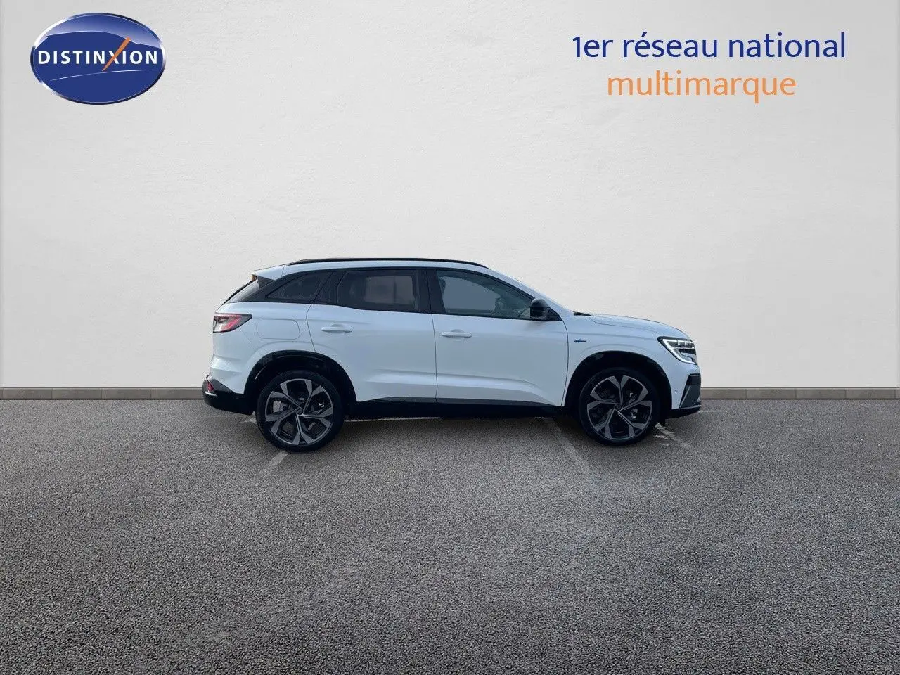 Profil droit d'un Renault Austral blanc nacré 2025, SUV hybride avec jantes alliage et toit noir contrasté.