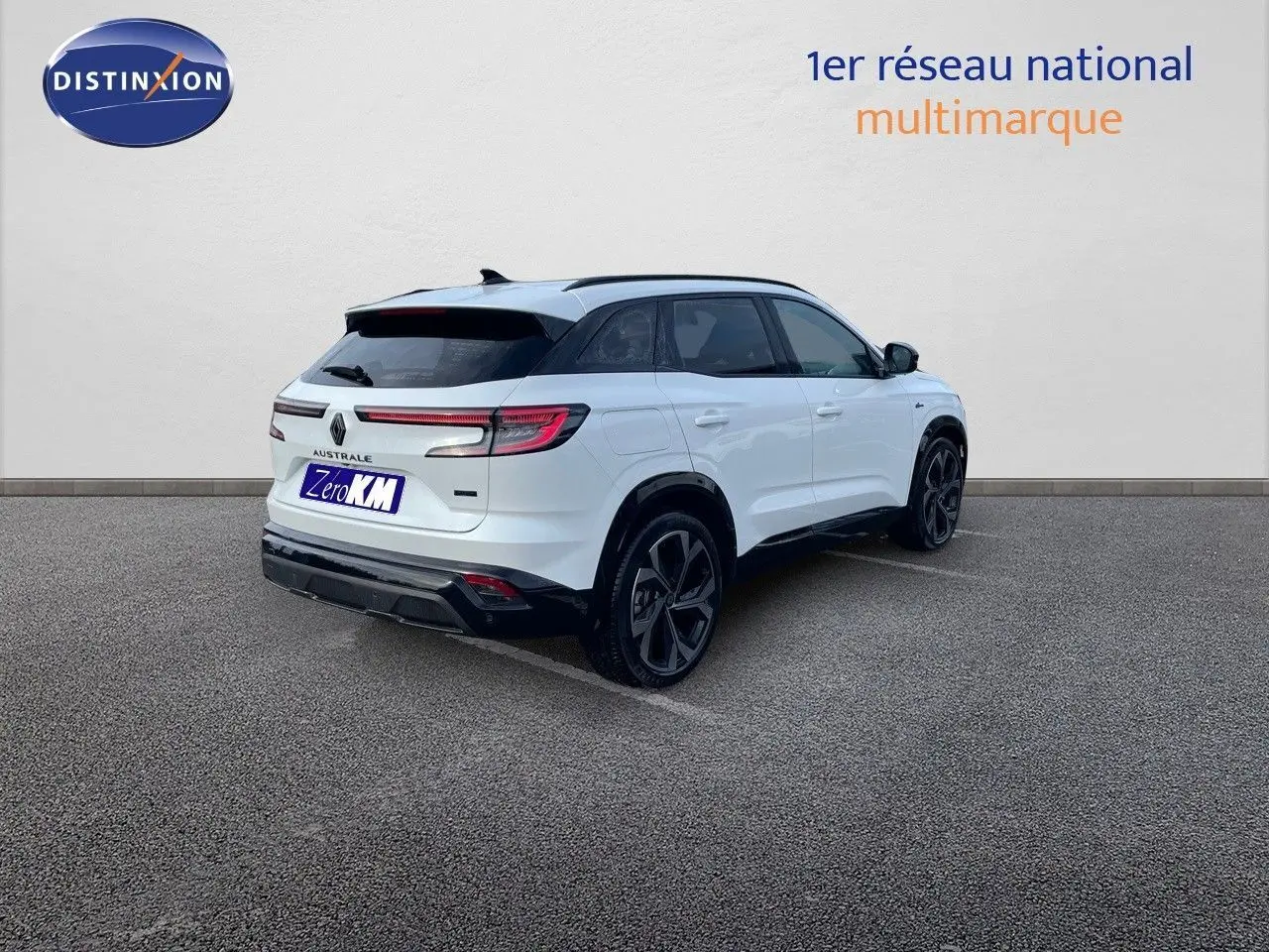 Vue 3/4 arrière droite du Renault Austral blanc nacré, soulignant ses feux LED et ses jantes noires distinctives.