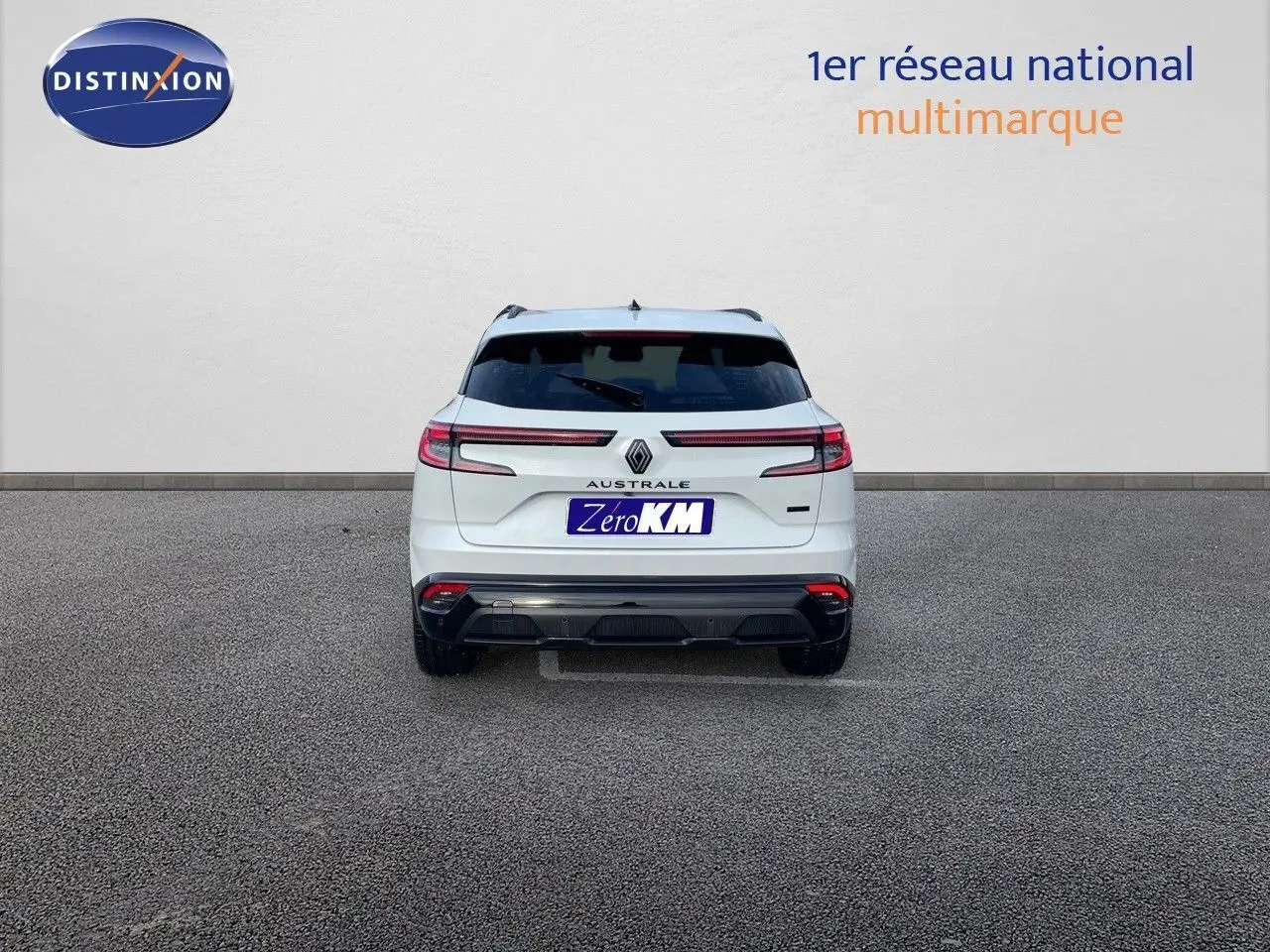 Vue arrière d'un Renault Austral blanc nacré avec feux LED horizontaux et logo central sur fond neutre.