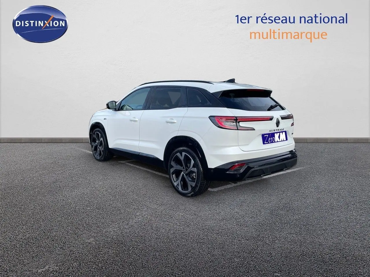 Renault Austral blanc nacré métal en 3/4 arrière droit, avec jantes noires et toit noir contrasté.