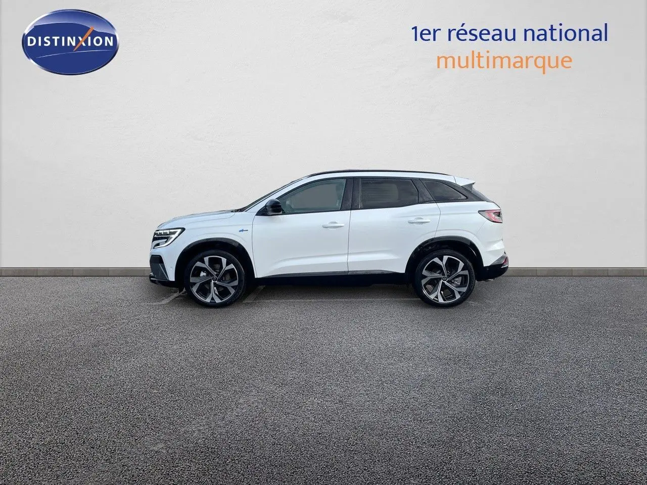 Renault Austral E-Tech hybride blanc nacré, vue profil côté gauche, jantes alliage distinctives et toit noir contrasté.