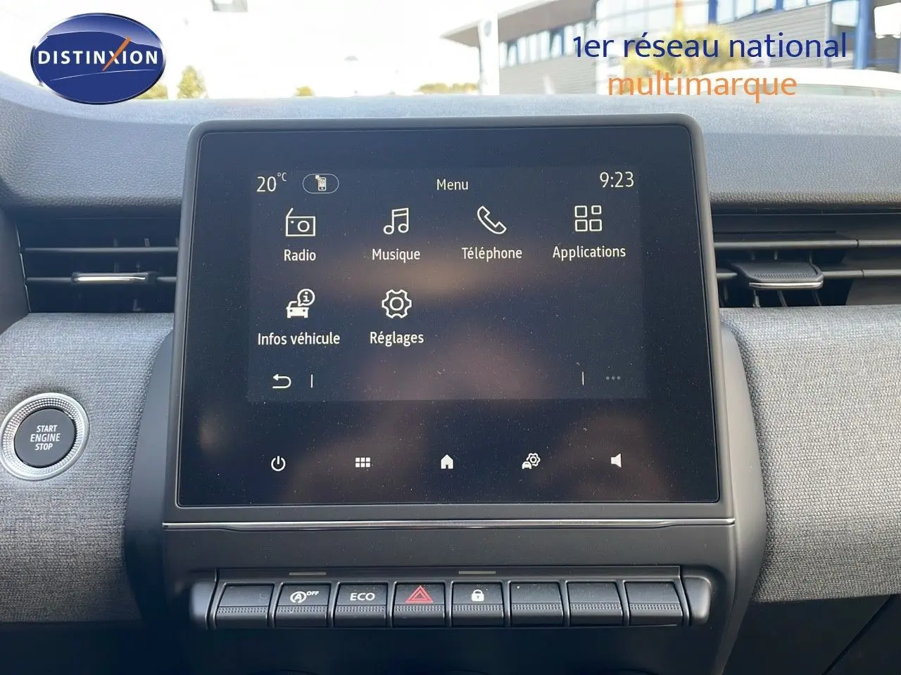 Vue rapprochée de l'écran tactile central et tableau de bord gris d'une Renault Clio 1.5 DCI 100ch Evolution 2025.