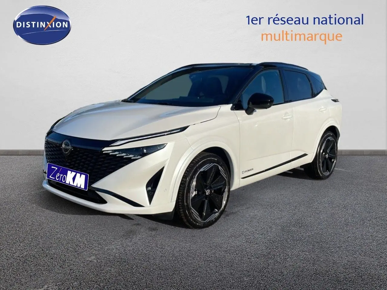 Nissan Qashqai 2025 blanc nacré avec toit noir, vue 3/4 avant droit mettant en valeur ses jantes noires et calandre distinctive.