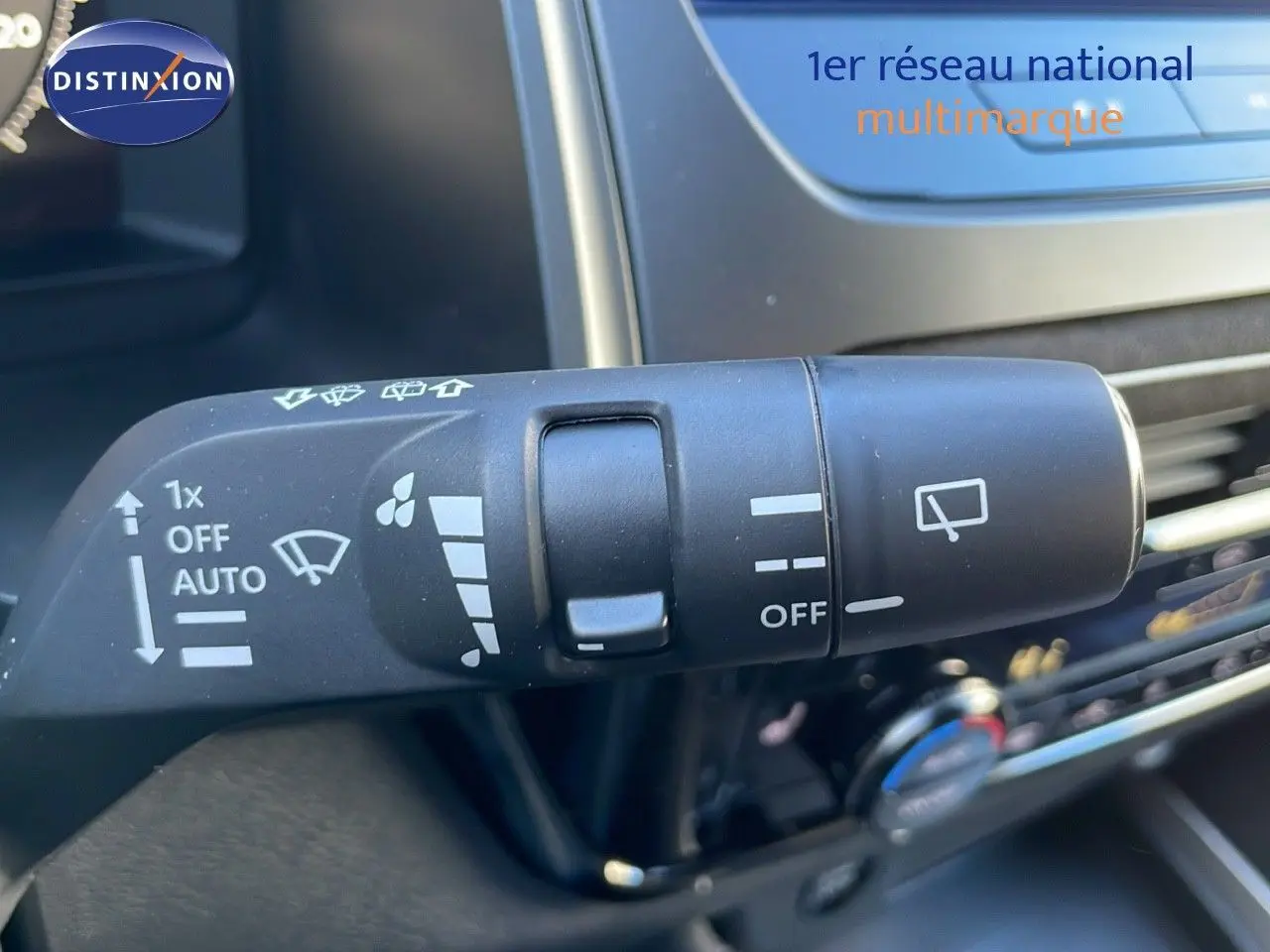 Gros plan sur la commande d'essuie-glace du Nissan Qashqai 2025, intérieur noir avec détails fonctionnels blancs.