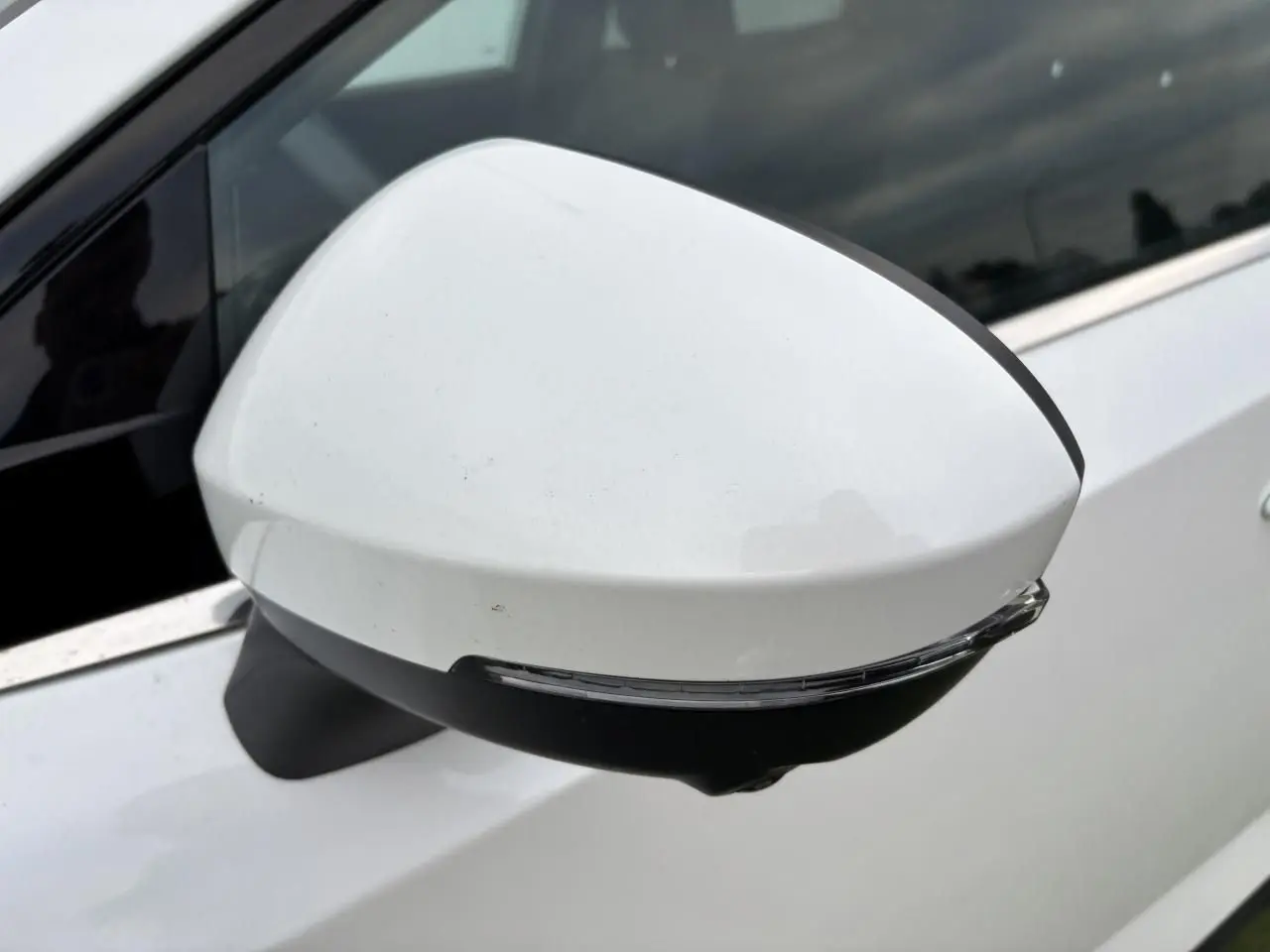 Rétroviseur droit blanc nacré du Nissan Qashqai III 2025 avec clignotant LED intégré, vue rapprochée côté droit.