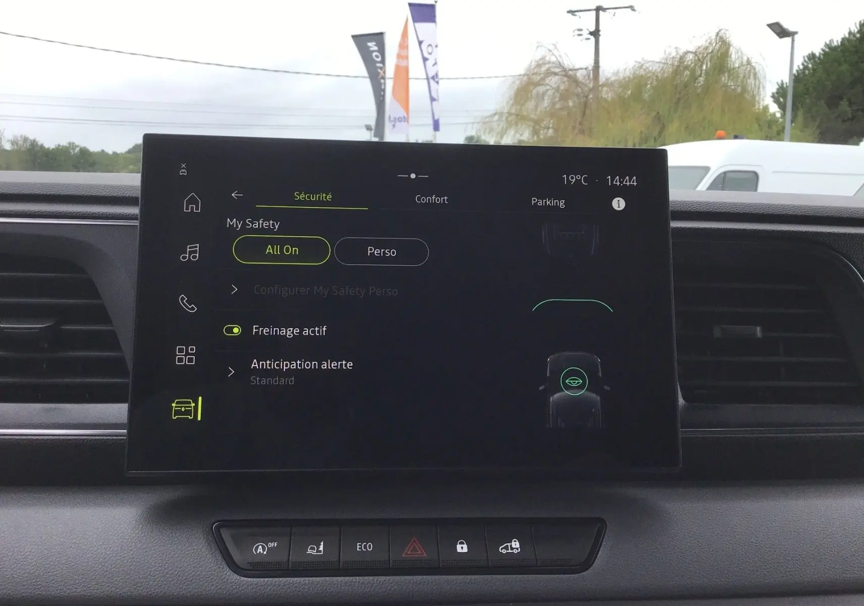 Écran tactile du système multimédia OpenRlink 10'' du Renault Master 2025 affichant les options de sécurité.