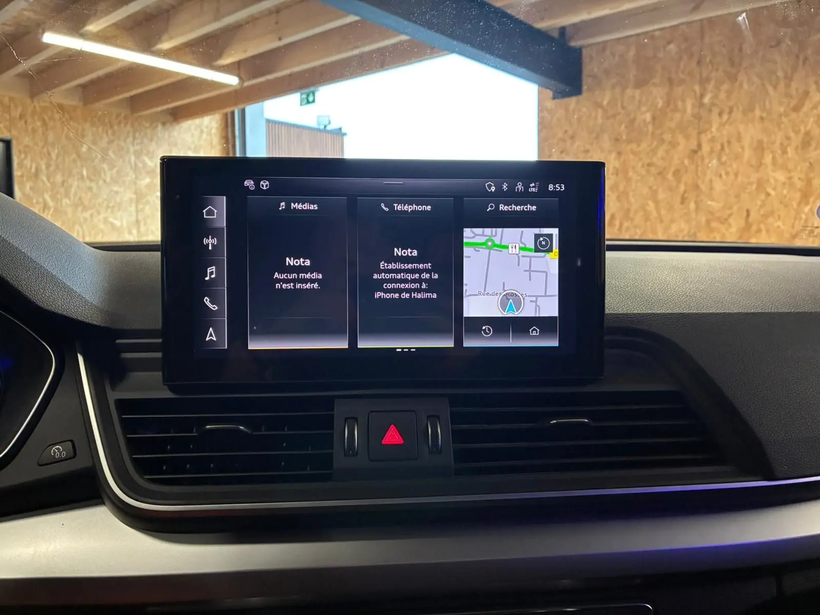 Écran central tactile du tableau de bord de l'Audi Q5 2024 avec navigation et commandes multimédia.