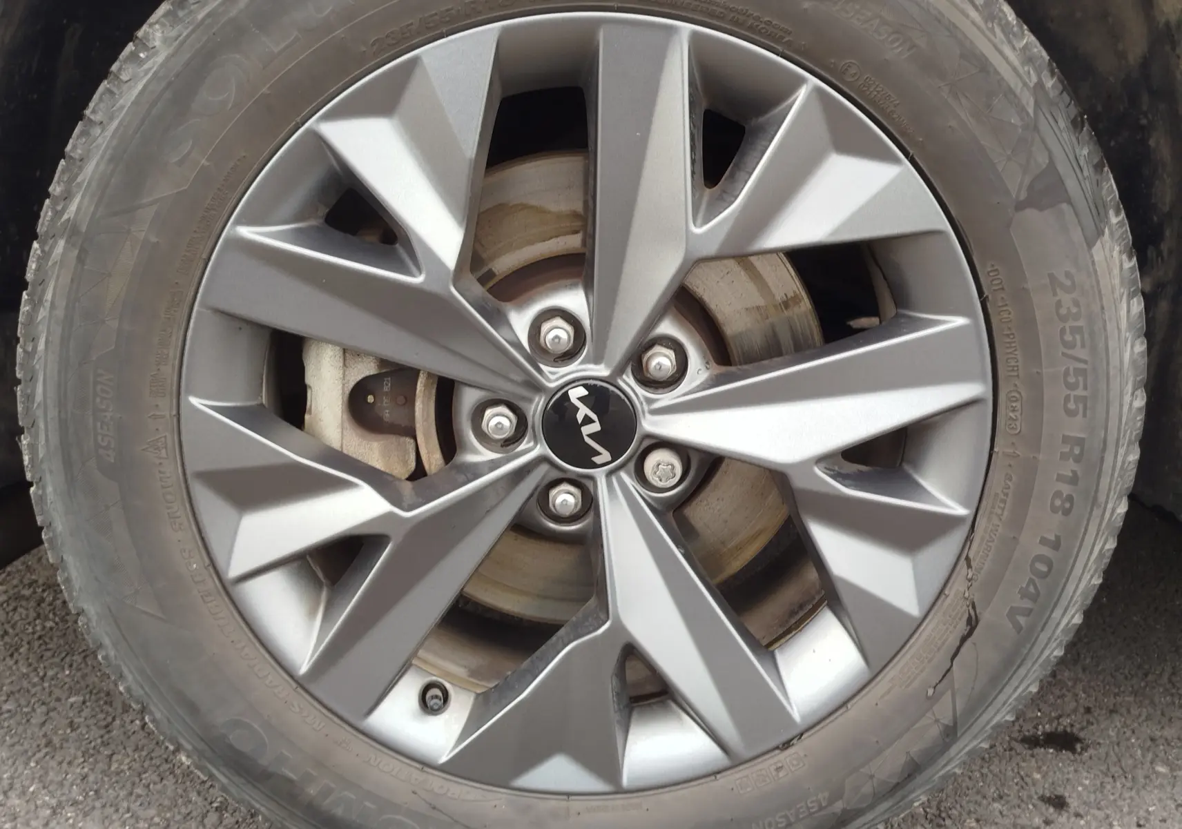 Gros plan sur la jante alliage grise du Kia Sportage 2022, mettant en valeur le logo KIA au centre.