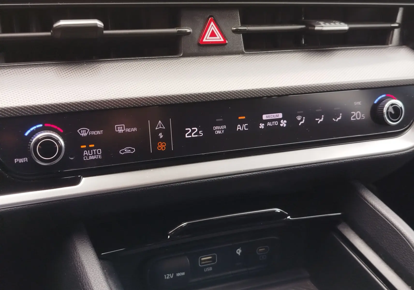 Tableau de bord du Kia Sportage 2022, zoom sur la commande de climatisation digitale avec affichage des températures.