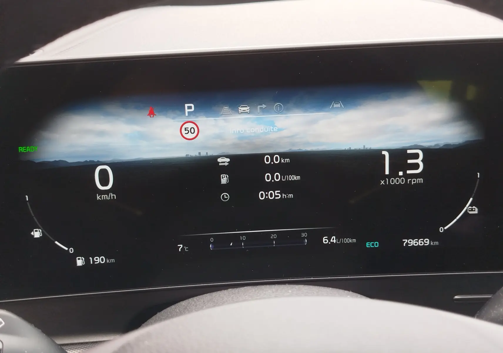 Affichage numérique du tableau de bord du Kia Sportage 2022, montrant la vitesse, régime et autonomie.