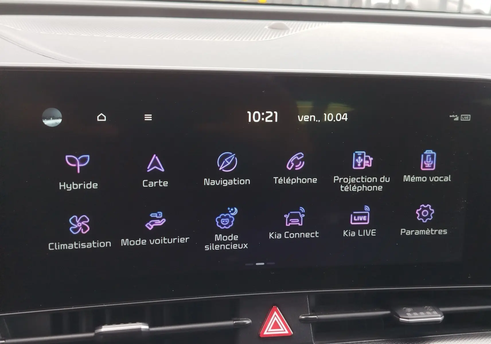 Écran tactile central du Kia Sportage 2022 affichant les icônes des fonctions hybrides, navigation, téléphone et climatisation.