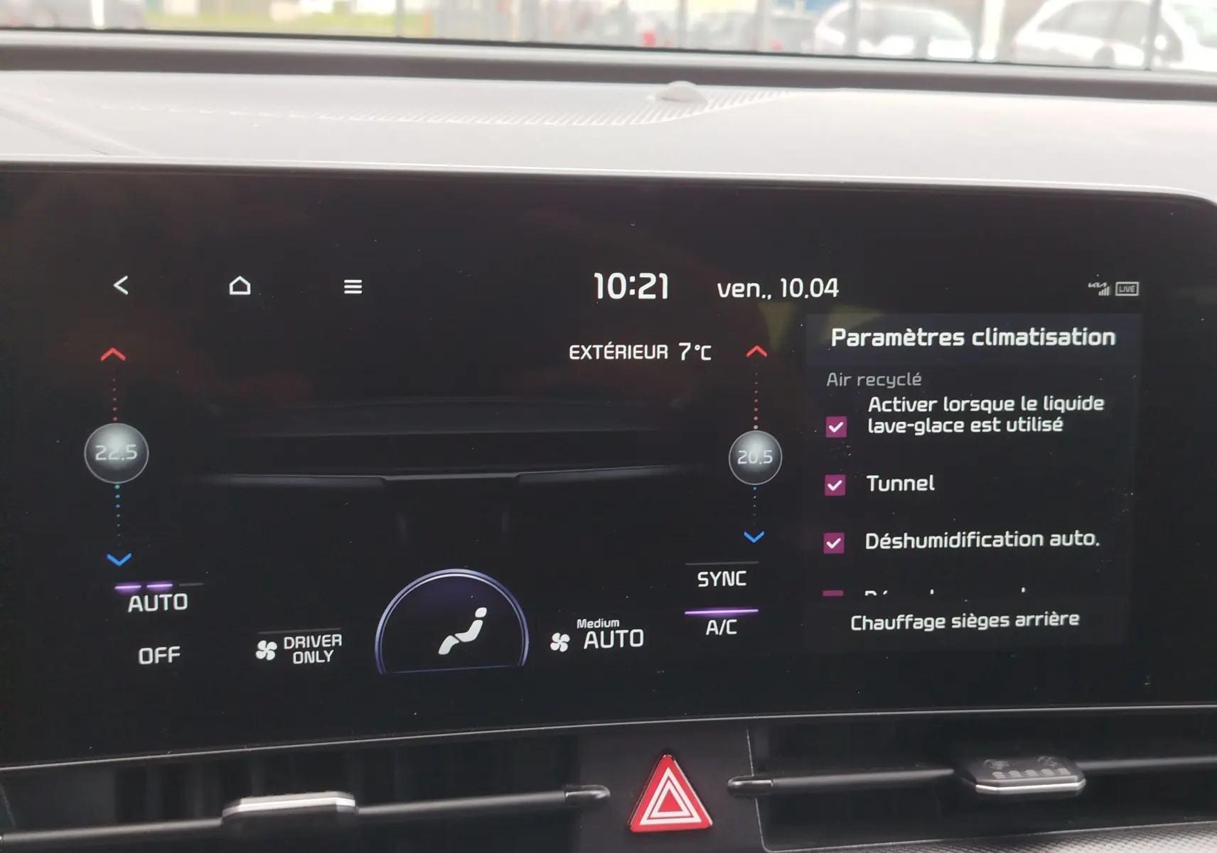 Écran tactile intérieur du Kia Sportage 2022 montrant les réglages de climatisation avec interface moderne et fond noir.