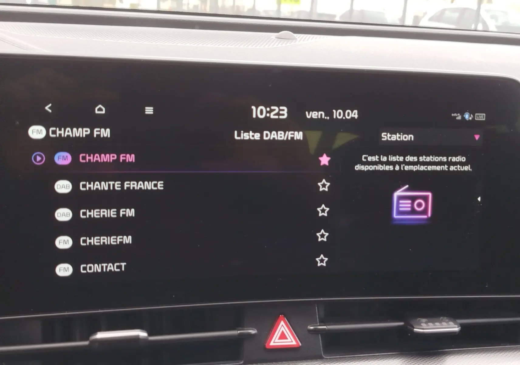 Écran tactile central du Kia Sportage 2022 affichant la liste des stations radio avec sélection sur Champ FM.
