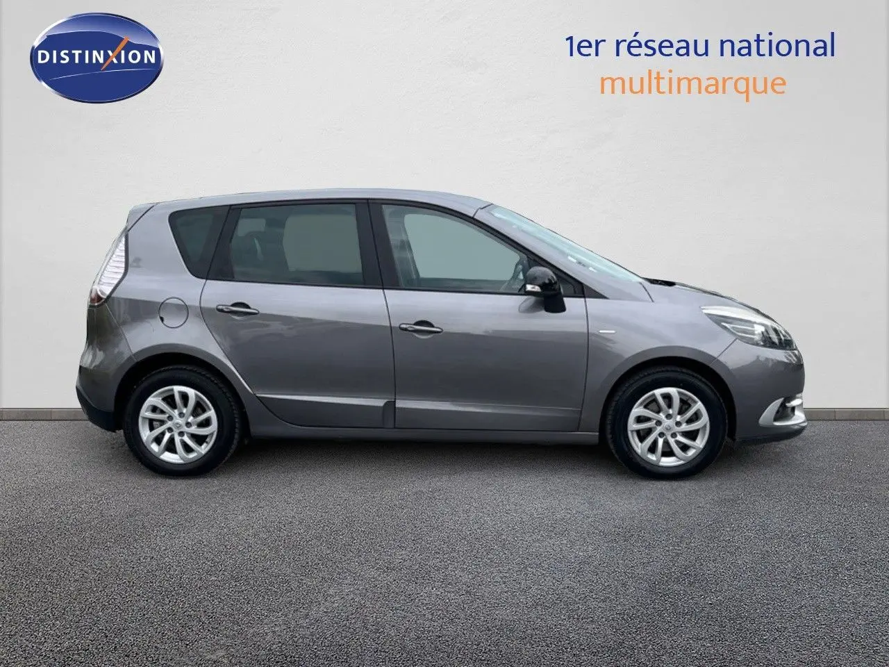 Renault Scénic III gris en vue profil côté gauche, montrant ses lignes compactes et ses jantes alliage.