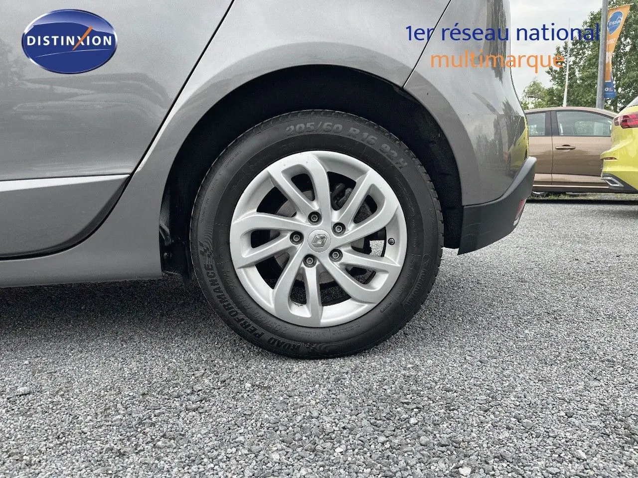 Gros plan sur la roue arrière droite gris métallisé d’un Renault Scénic III 1.2 TCe 115ch ENERGY ZEN de 2015.