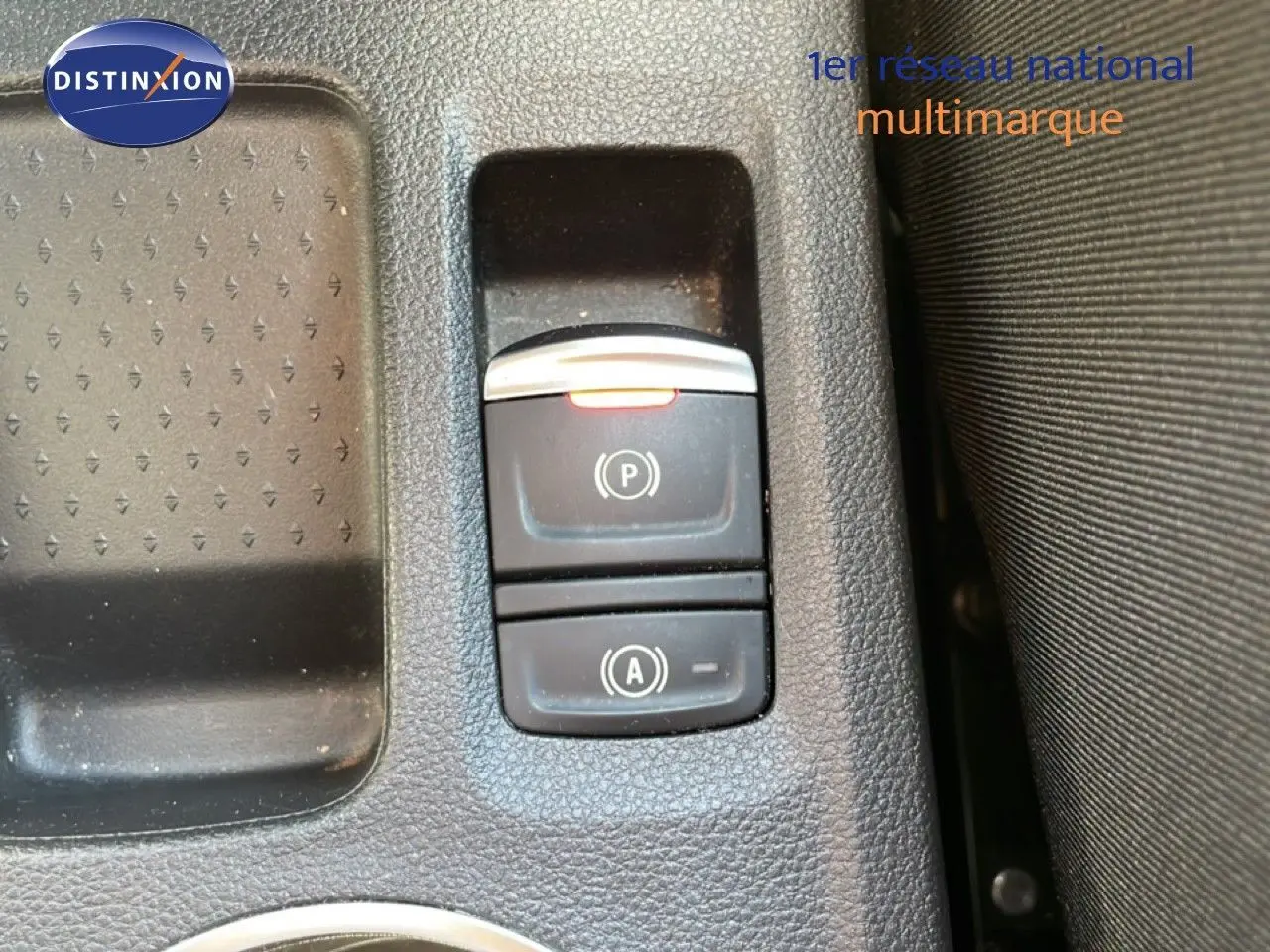 Gros plan sur les commandes de frein à main électrique et arrêt-démarrage automatique dans l'habitacle du Renault Symbioz noir étoile métal.