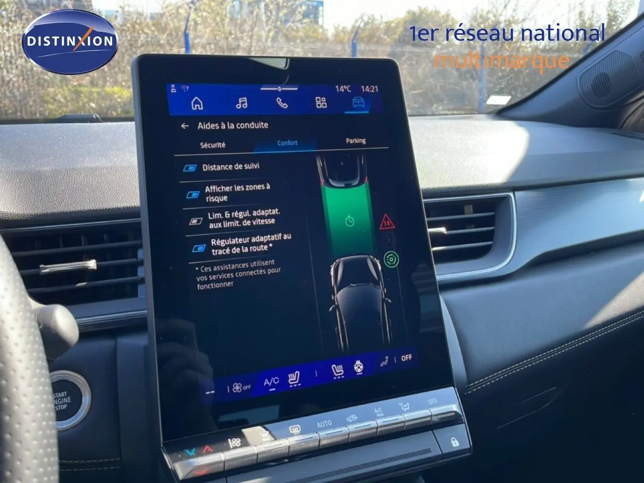 Vue intérieure du tableau de bord de la Renault Symbioz 2025, écran tactile central affichant les aides à la conduite.