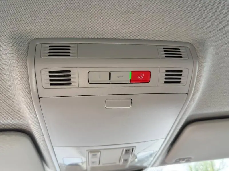 Plafonnier intérieur gris clair avec bouton SOS rouge allumé dans un Skoda Kamiq 2024, vue de dessous.