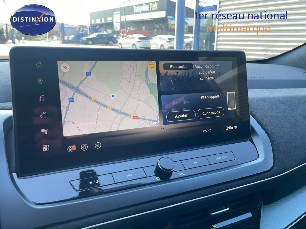 Vue intérieure du tableau de bord du Nissan Qashqai 2025, écran tactile affichant navigation et options Bluetooth.