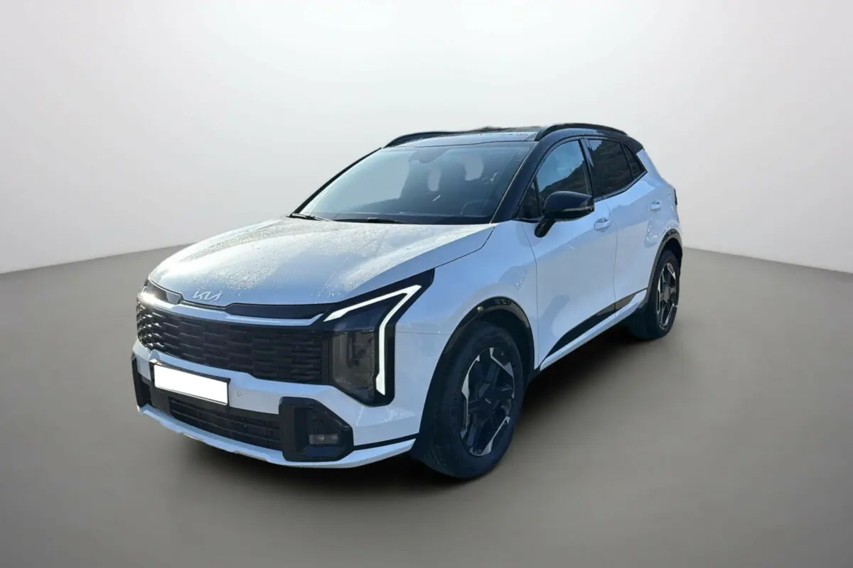 KIA Sportage 2026 blanc nacré toit noir en 3/4 avant droit avec phares LED distinctifs et jantes alu.