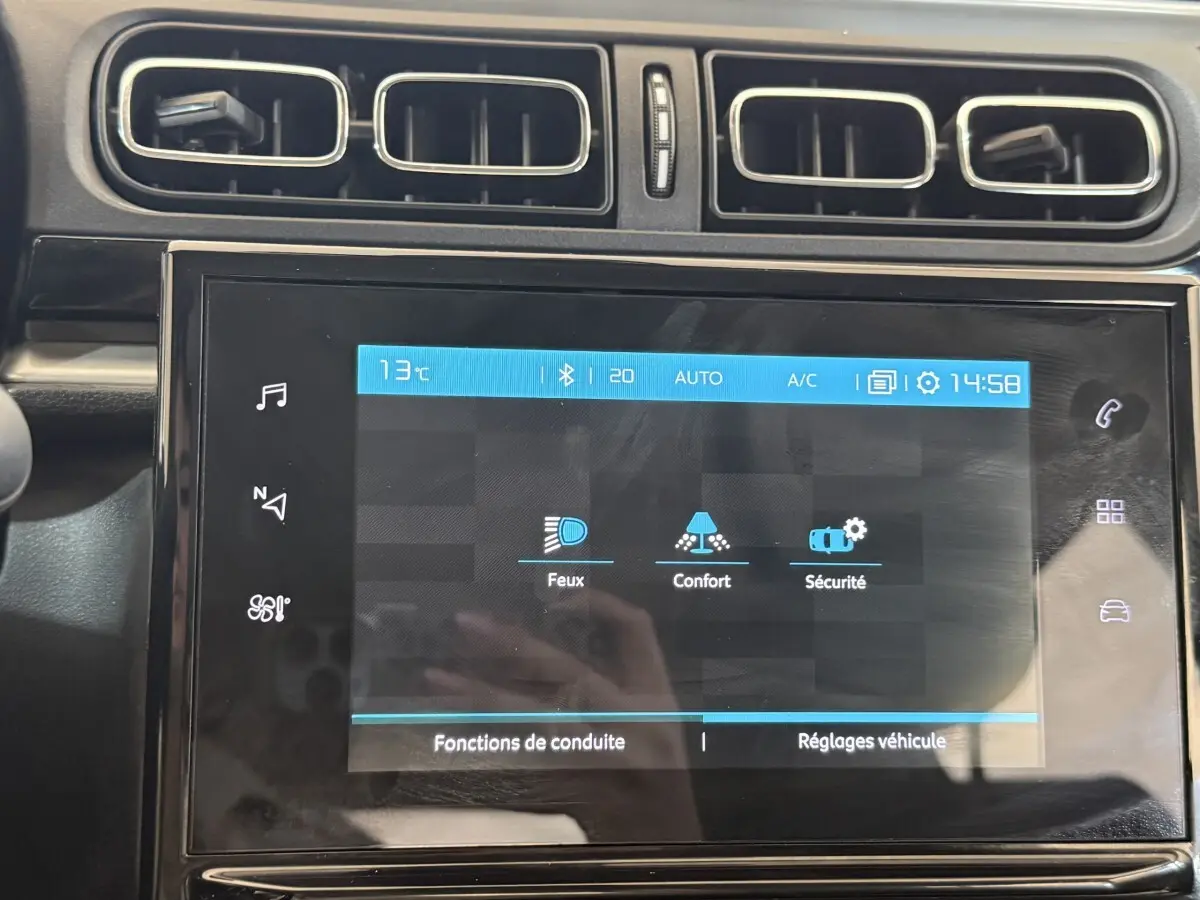 Écran tactile central de la Citroën C3 blanc, affichant les réglages Feux, Confort et Sécurité.
