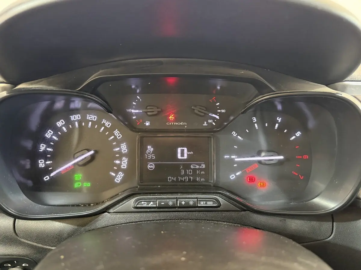 Tableau de bord de Citroën C3 blanc 2021, vue frontale sur les compteurs numériques et analogiques.