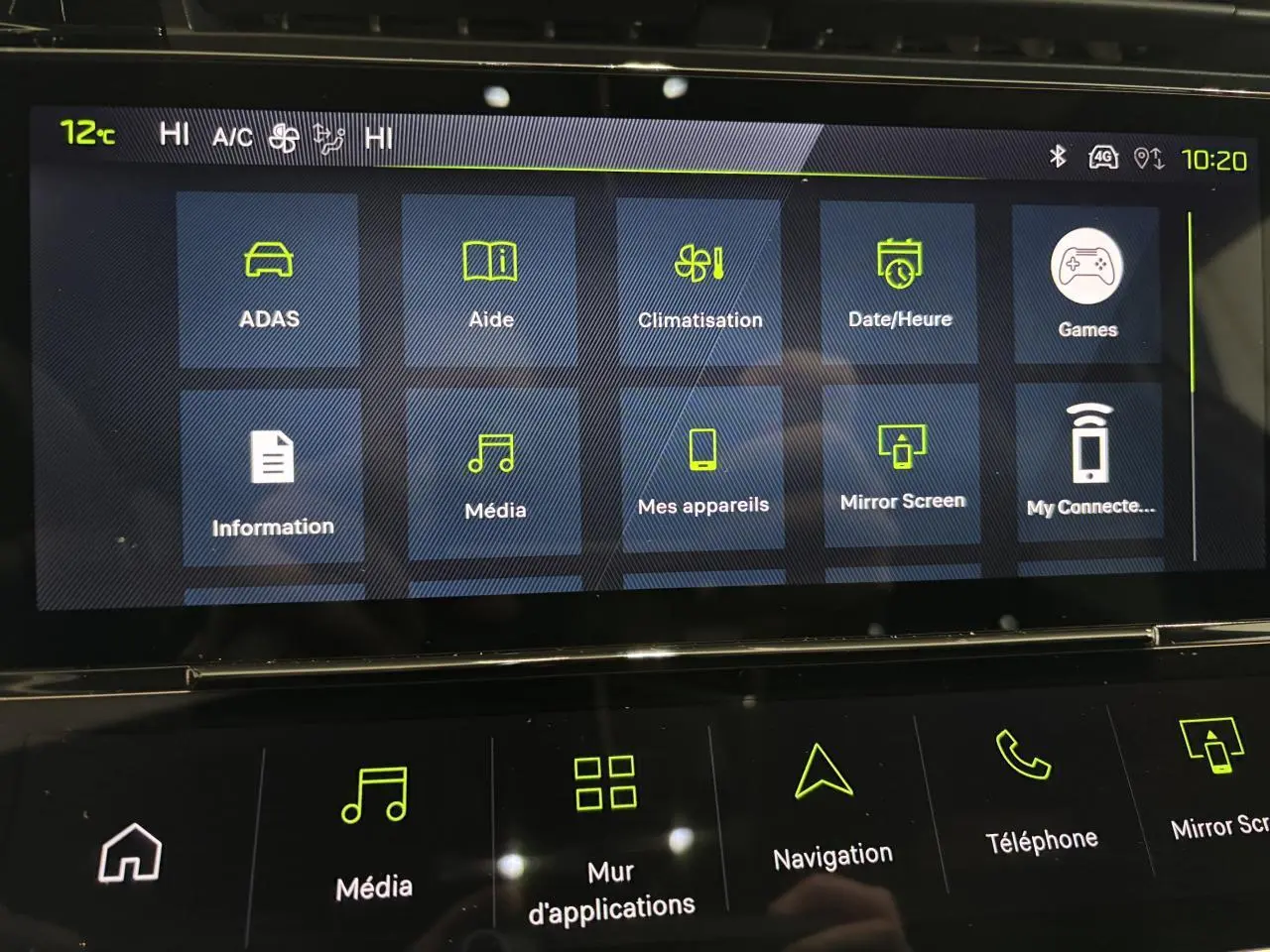 Écran tactile central de la Peugeot 308 gris Selenium, affichant les menus multimédia et navigation en intérieur.