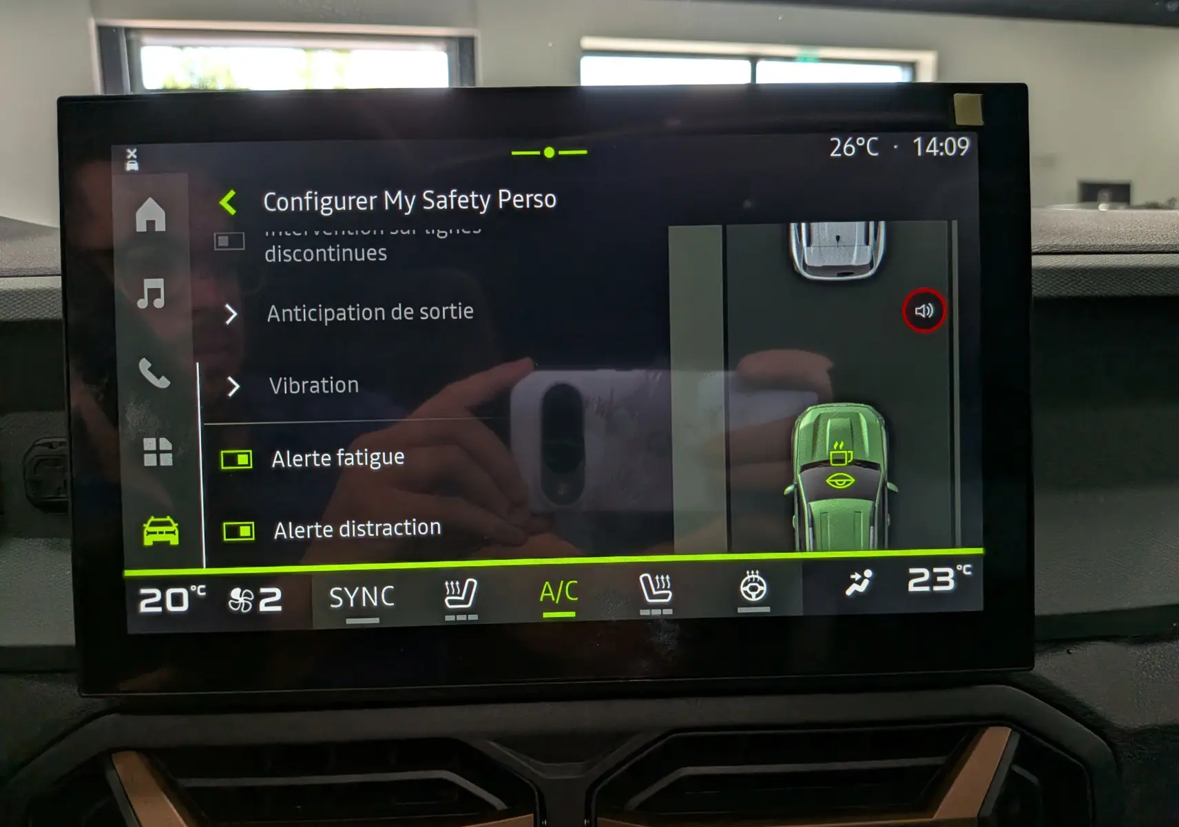 Écran central tactile du Dacia Bigster Hybrid-G 150 4x4 en vert cèdre, affichant les réglages de sécurité et climatisation.