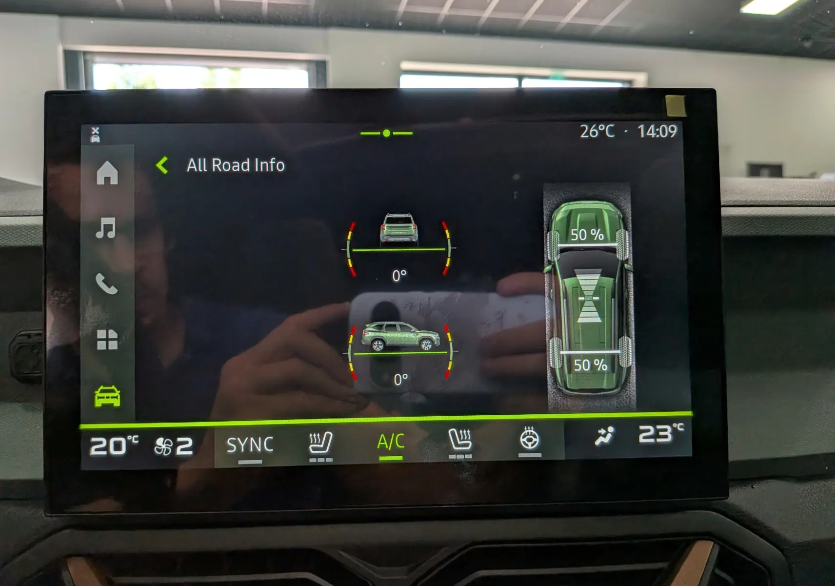 Écran tactile intérieur montrant l'interface de répartition de couple et climatisation du Dacia Bigster Hybrid-G 150.