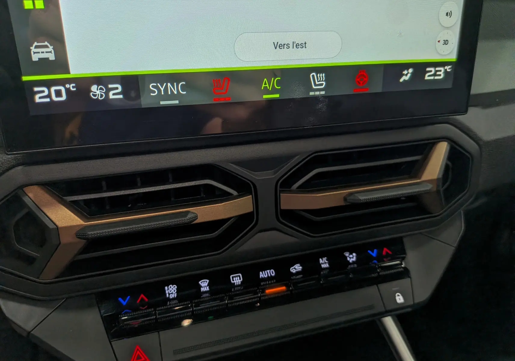 Détail du tableau de bord du Dacia Bigster Hybrid-G 150 4x4 2026, montrant les aérateurs et l'écran tactile avec commandes climatiques.