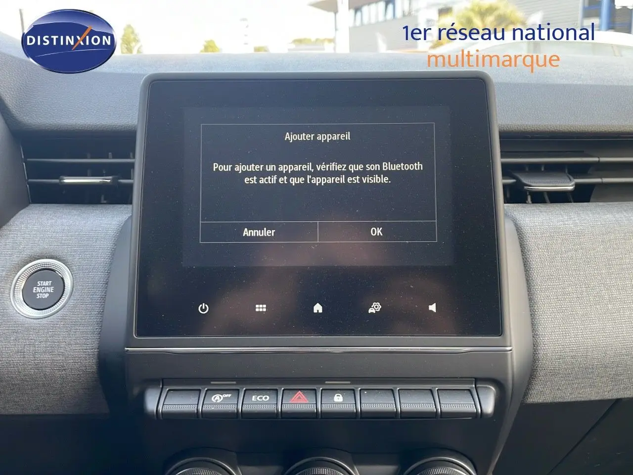 Écran tactile central de la Renault Clio 2025 gris schiste métal, vue intérieure du tableau de bord.