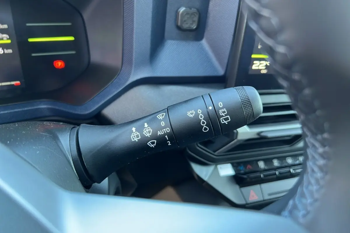 Gros plan sur la commande d’essuie-glace du tableau de bord du Dacia Bigster blanc glacier 2025, version TCE 130 4x4 Expression GPS.