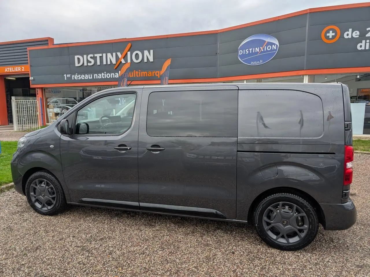 Profil côté gauche d'un Citroën Jumpy gris 2025 avec porte latérale coulissante et jantes tôles grises.