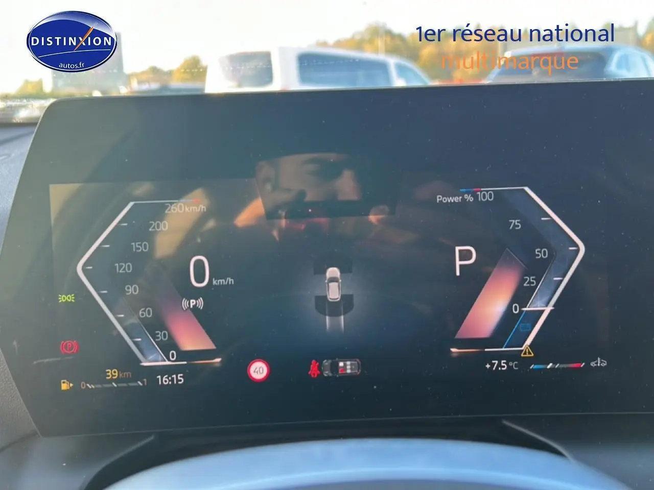 Tableau de bord numérique de BMW Série 1 blanc alpin, affichage digital moderne avec vitesse et mode stationnement visible.