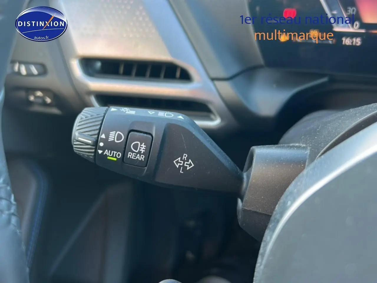 Gros plan sur la commande des feux et clignotants dans l’habitacle d’une BMW Série 1 blanche Alpine 2025.