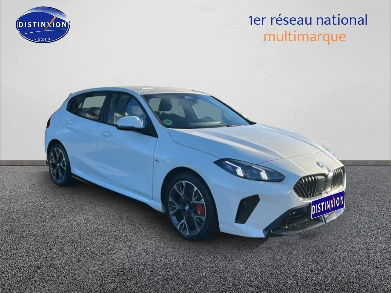 BMW Série 1 118da blanc alpin vue 3/4 avant droit avec jantes 18 pouces bicolores et phares LED M Shadow Line.