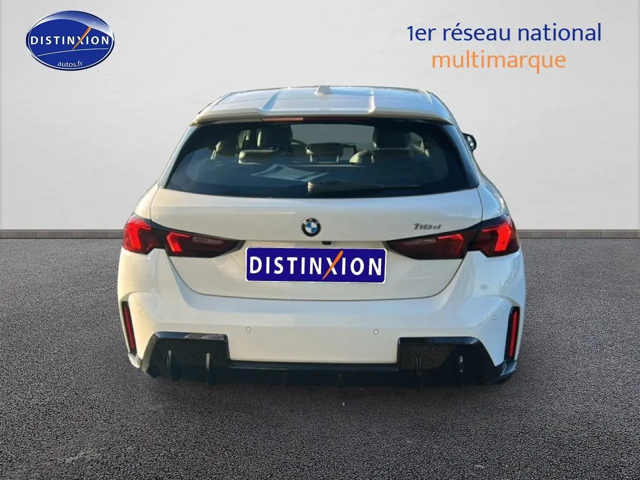 Vue arrière d'une BMW Série 1 (f40) 118da blanc alpin avec feux LED et diffuseur noir sportif.