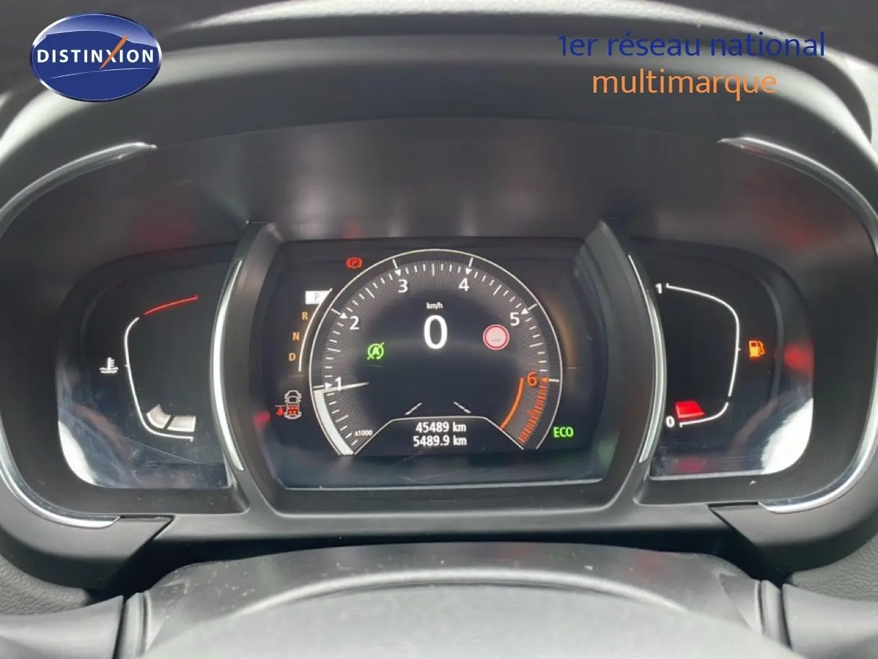 Vue rapprochée du tableau de bord numérique du Renault Grand Scenic noir étoile métal, affichant le compteur à zéro km/h.