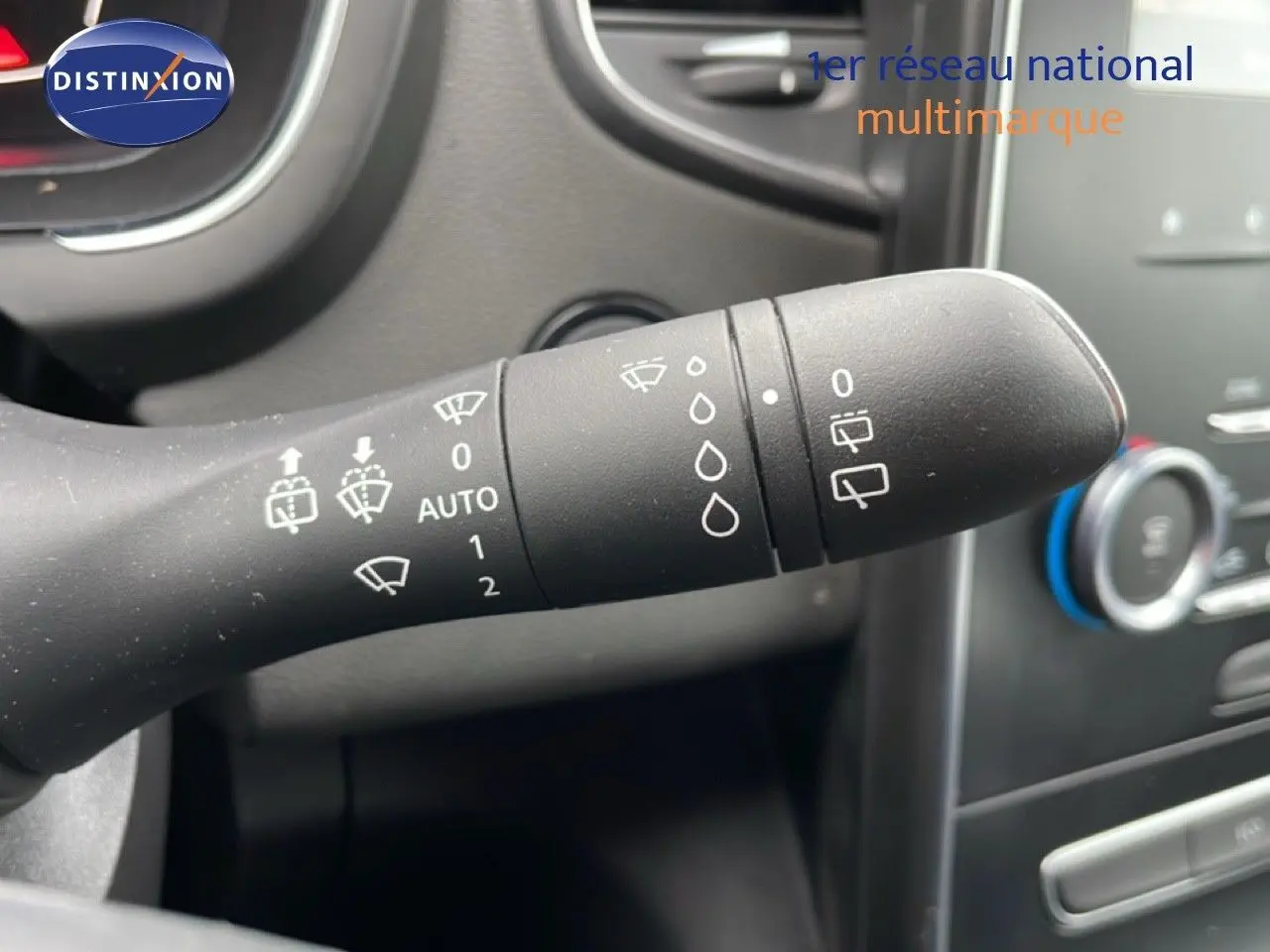 Gros plan sur la commande d’essuie-glace du Renault Grand Scenic noir étoile métal, intérieur avec tableau de bord en arrière-plan.