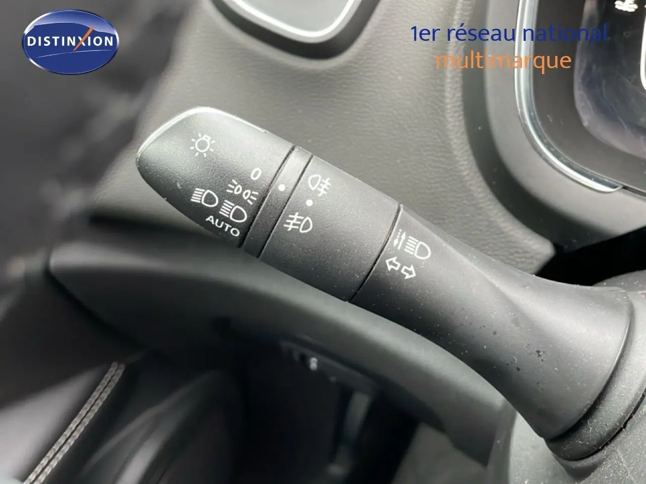 Gros plan sur la commande des feux et clignotants dans l’habitacle noir du Renault Grand Scenic TCE 140ch 2022.