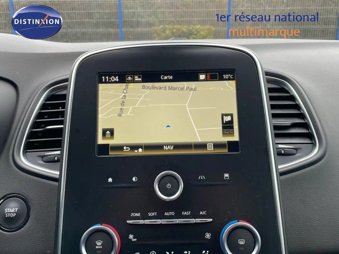 Vue rapprochée du tableau de bord noir du Renault Grand Scenic 2022 avec écran tactile de navigation allumé.