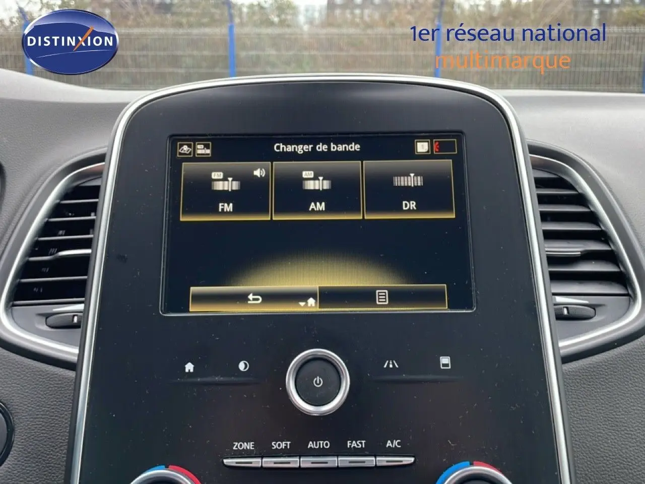 Vue intérieure centrée sur l’écran tactile du tableau de bord du Renault Grand Scenic noir étoile métal.