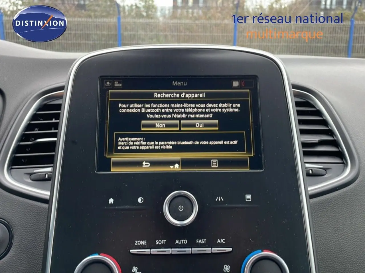 Vue rapprochée de l’écran central tactile noir du Renault Grand Scenic 2022 affichant un menu Bluetooth.