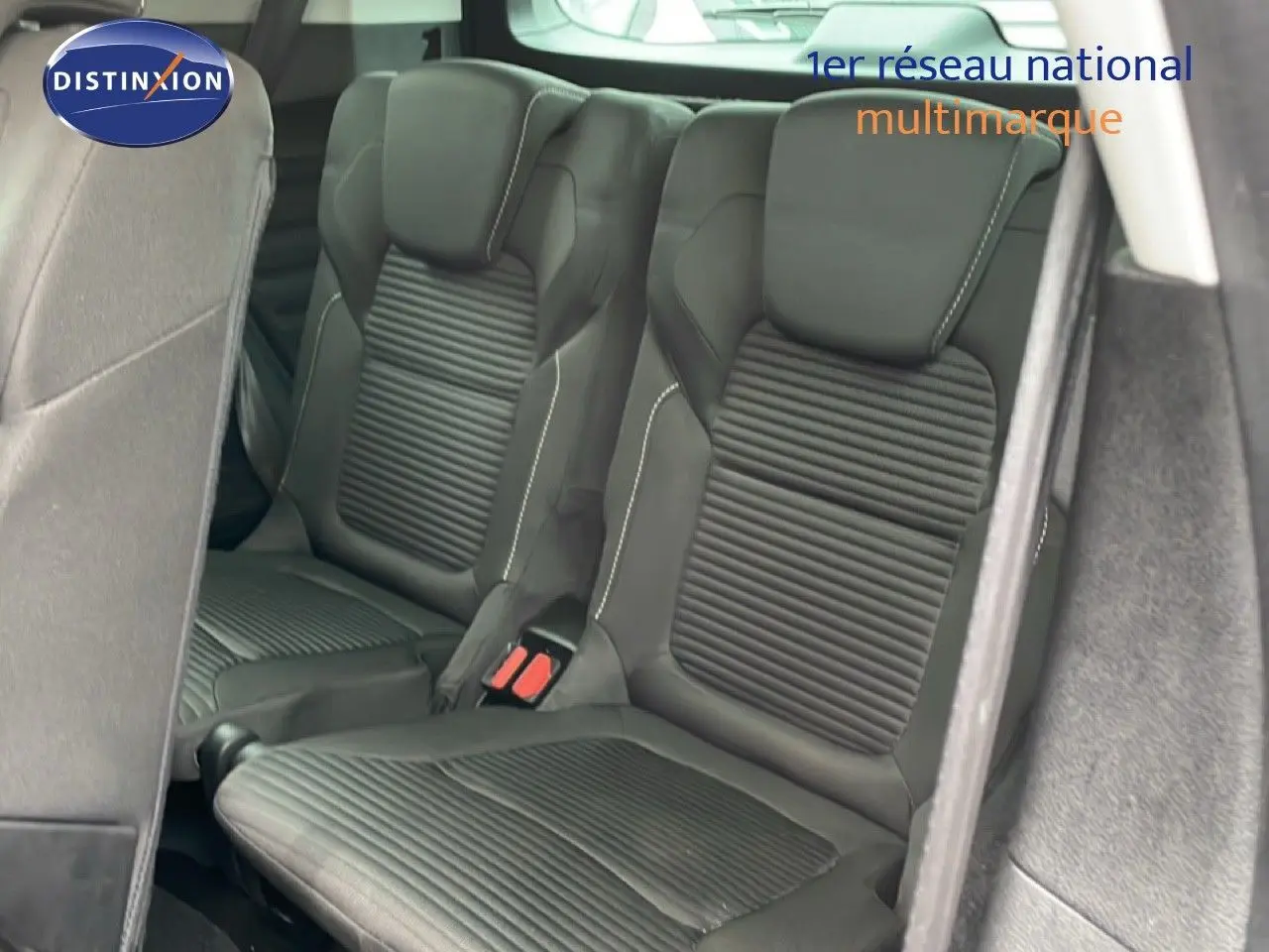 Vue intérieure sur les sièges arrière noirs étoile métal du Renault Grand Scenic 2022, finition tissu avec surpiqûres claires.