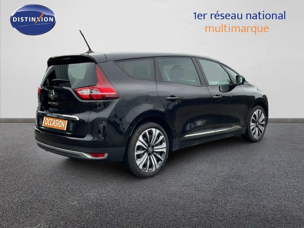 Renault Grand Scenic noir étoile métal, vue 3/4 arrière côté droit, avec feux arrière distinctifs et jantes alliage.