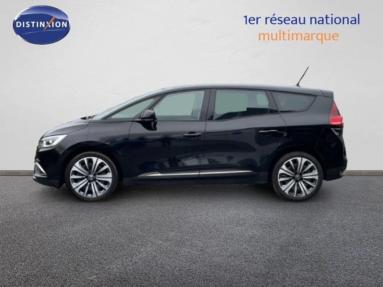 Renault Grand Scénic noir étoile métal, vue profil côté gauche, avec jantes alliage et feux arrière distinctifs.