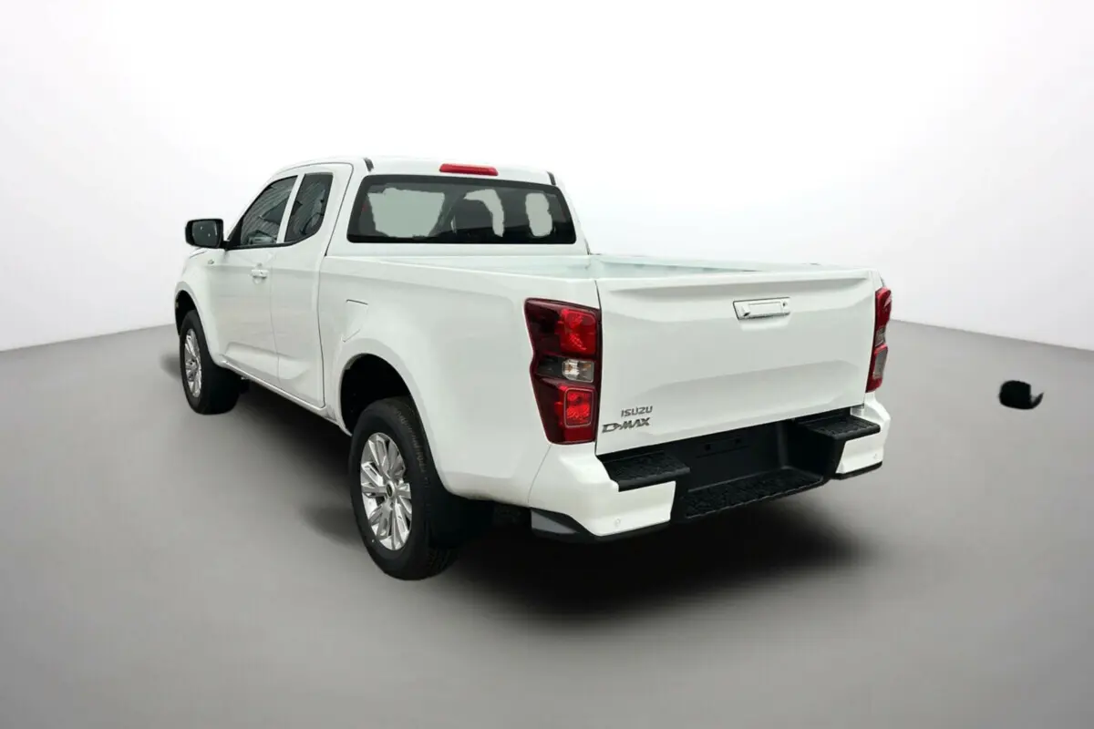 Vue 3/4 arrière gauche d'un pick-up Isuzu D-MAX Splash White avec cabine Space Cab et jantes alu 18 pouces.