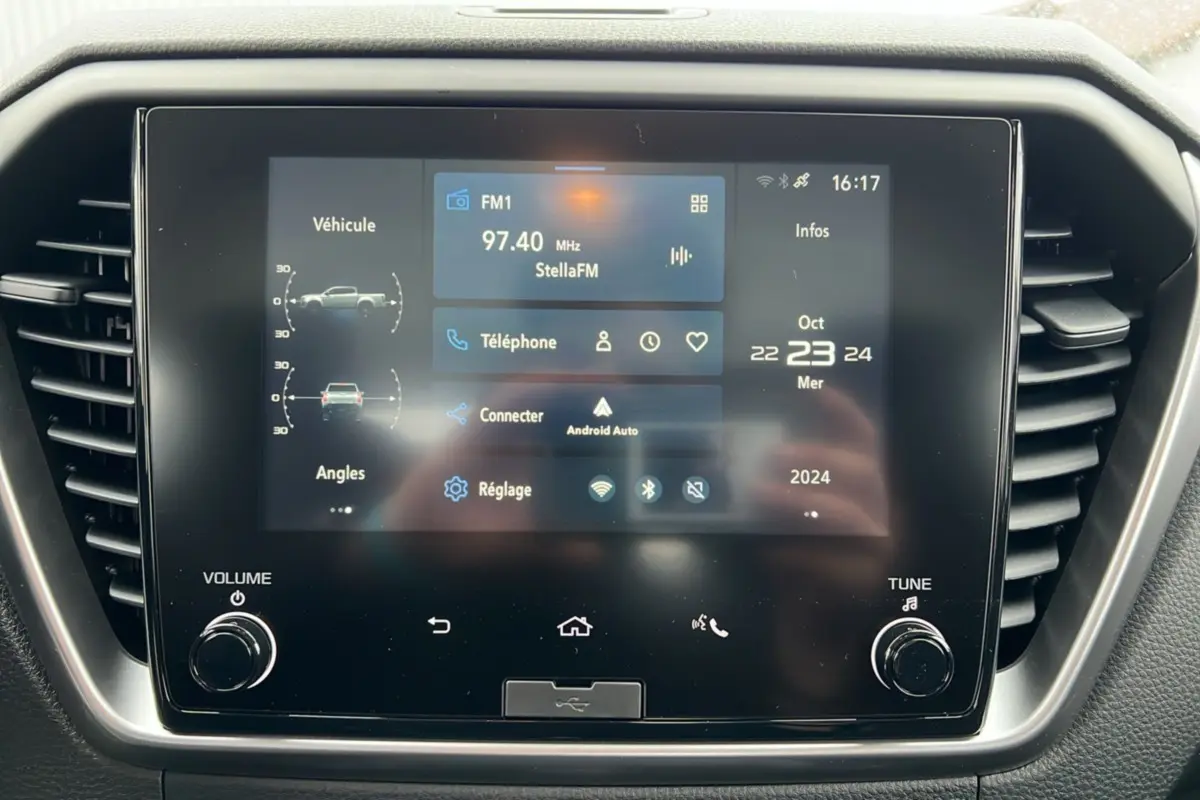 Écran tactile central du tableau de bord de l'Isuzu D-MAX 2026 avec interface radio et connectivité Android Auto.