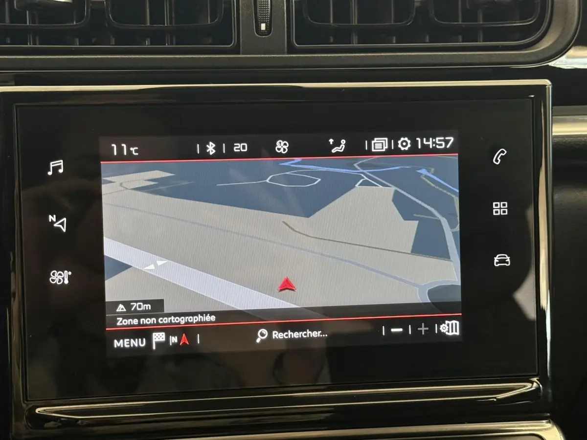 Écran tactile central de la Citroën C3 blanc 2021 affichant la navigation avec carte et température extérieure.