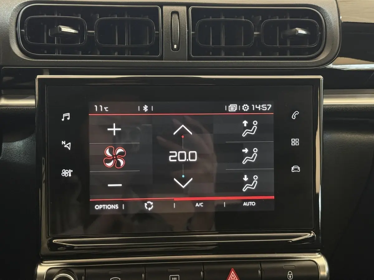 Écran tactile central de la Citroën C3 blanc 2021 montrant le réglage de la climatisation à 20°C.